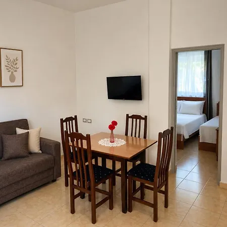 Beachside Smajlaj * Velipojë